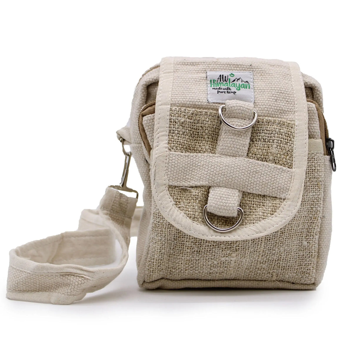 Bolsa cruzada de cáñamo beige con textura rústica, cierre de solapa y correa ajustable sobre fondo blanco.