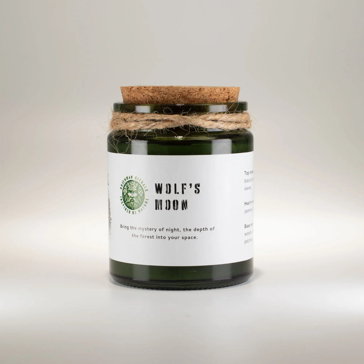Vela verde en frasco de vidrio con tapa de corcho, aroma bosque, estilo rústico y natural.