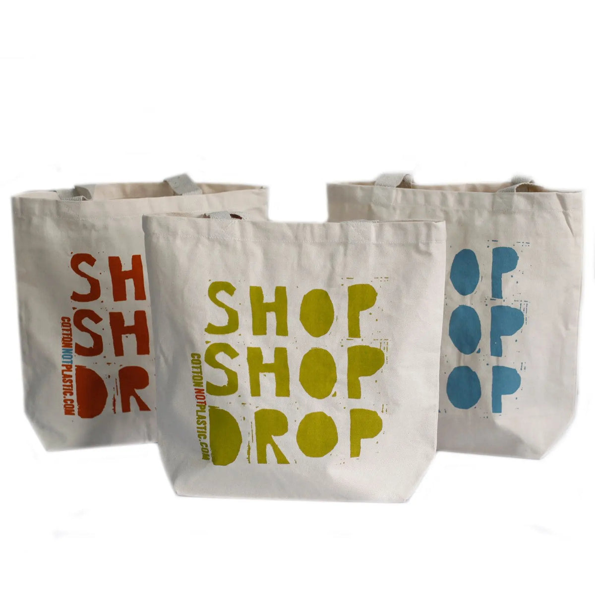 Tres bolsas de algodón ecológico color crema con estampado tipográfico estilo sello en tonos naranja, verde y azul.