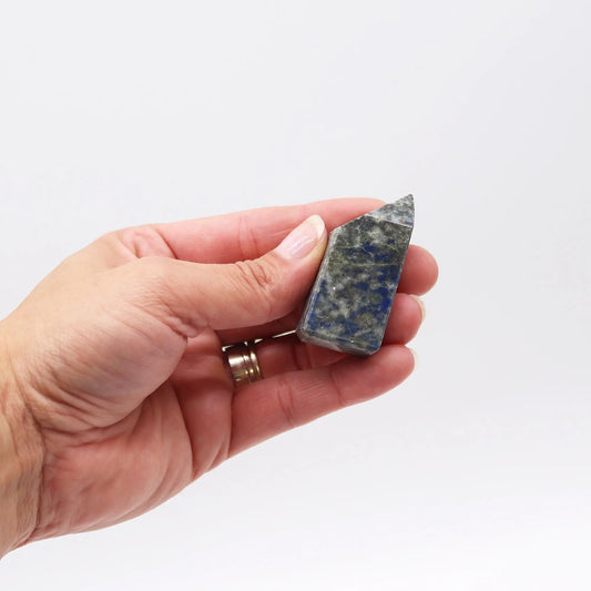 Piedra lapislázuli en forma de punta, colores azul y verde, ideal para joyería y decoración.