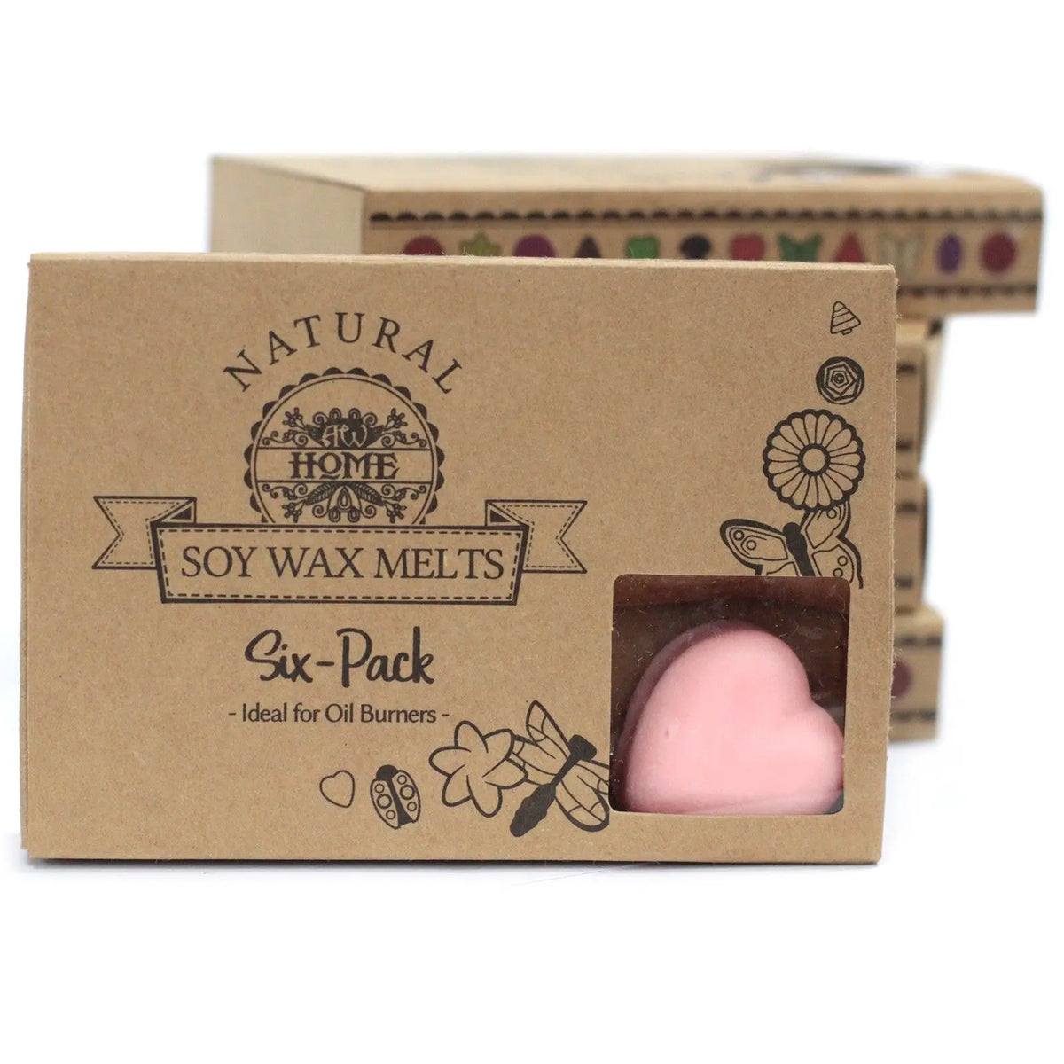 Caja de cartón kraft con ventana, conteniendo una pastilla de cera de soja rosa en forma de corazón. Estilo artesanal.