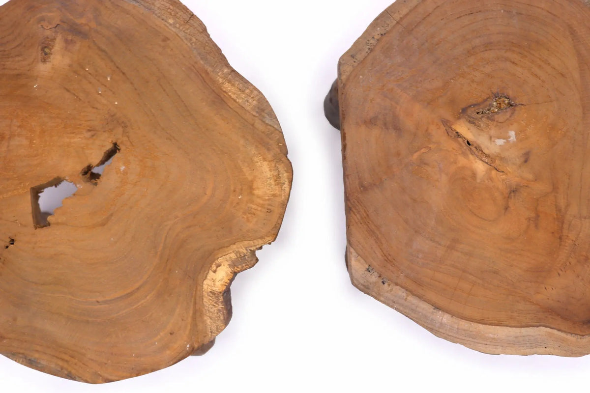 Dos bases de madera de teca con vetas naturales, bordes orgánicos e irregulares en tono marrón cálido