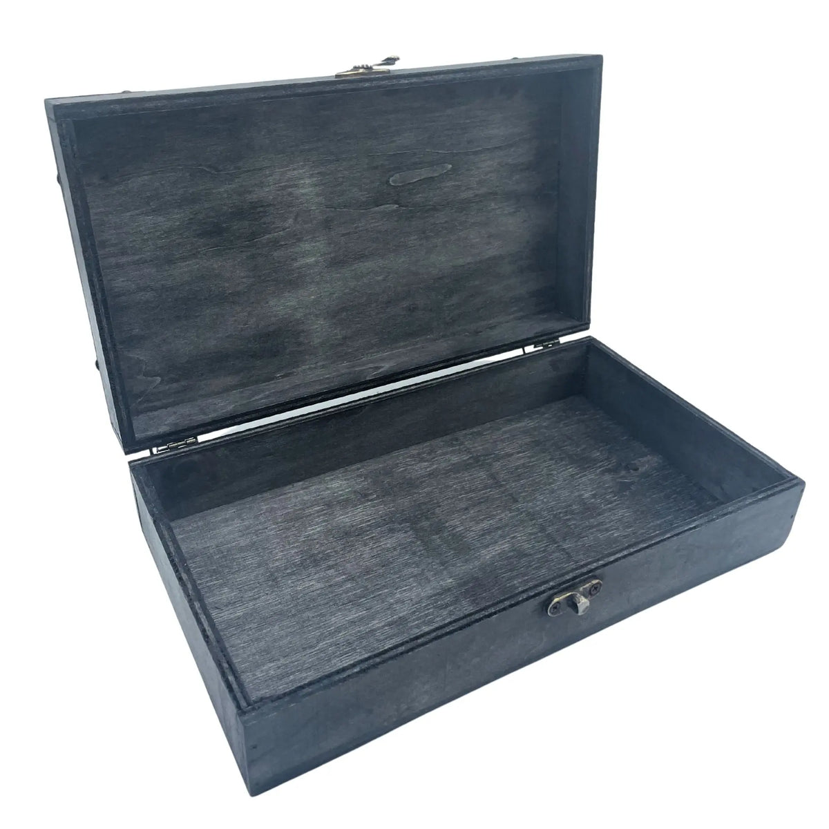 Caja de madera gris estilo vintage, rectangular y abierta, con veta visible y cierre metálico antiguo.