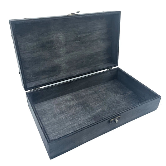 Caja de madera gris estilo vintage, rectangular y abierta, con veta visible y cierre metálico antiguo.