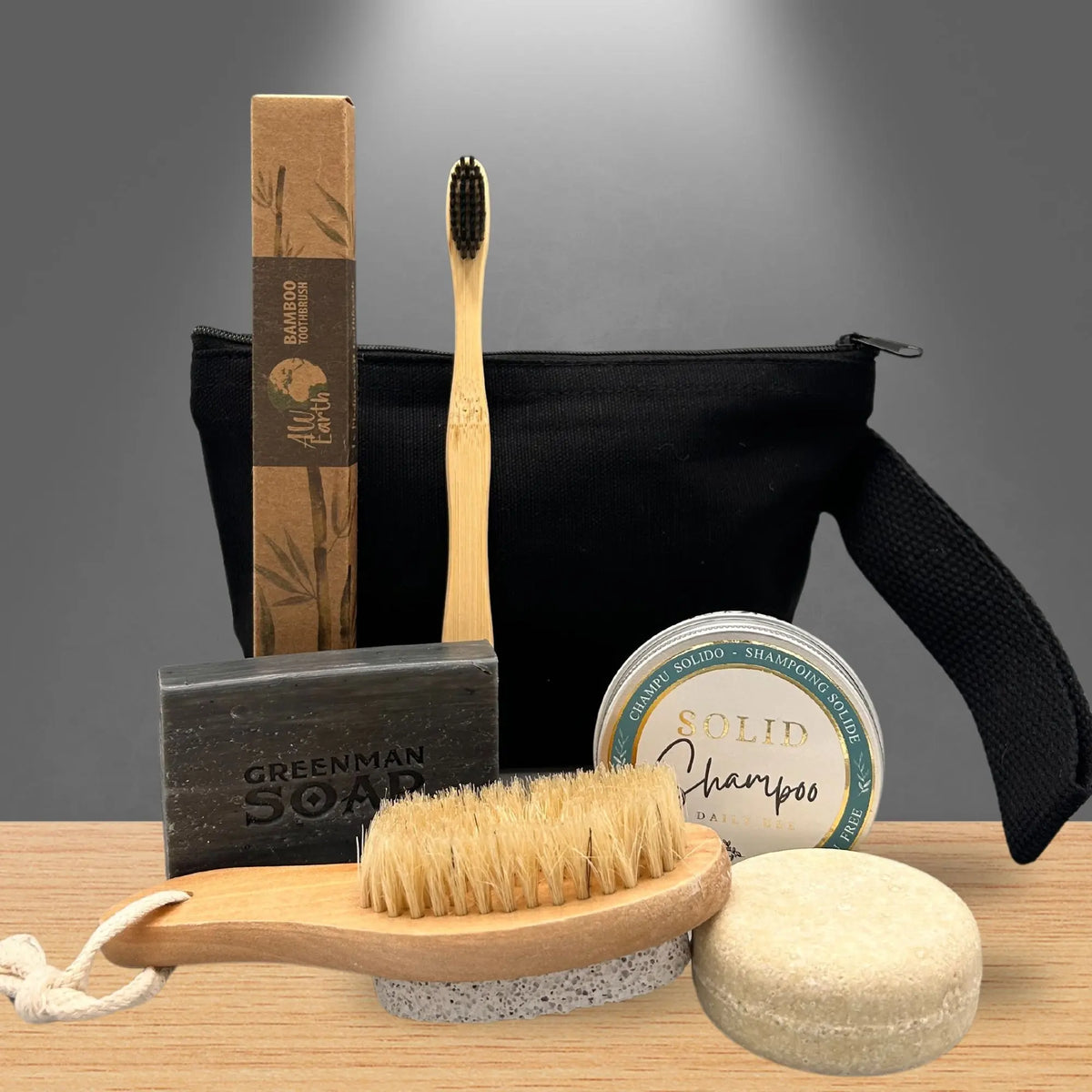 Set regalo Ancient Wisdom: neceser negro, cepillo bambú, jabón, champú sólido y cepillo de madera con piedra pómez.