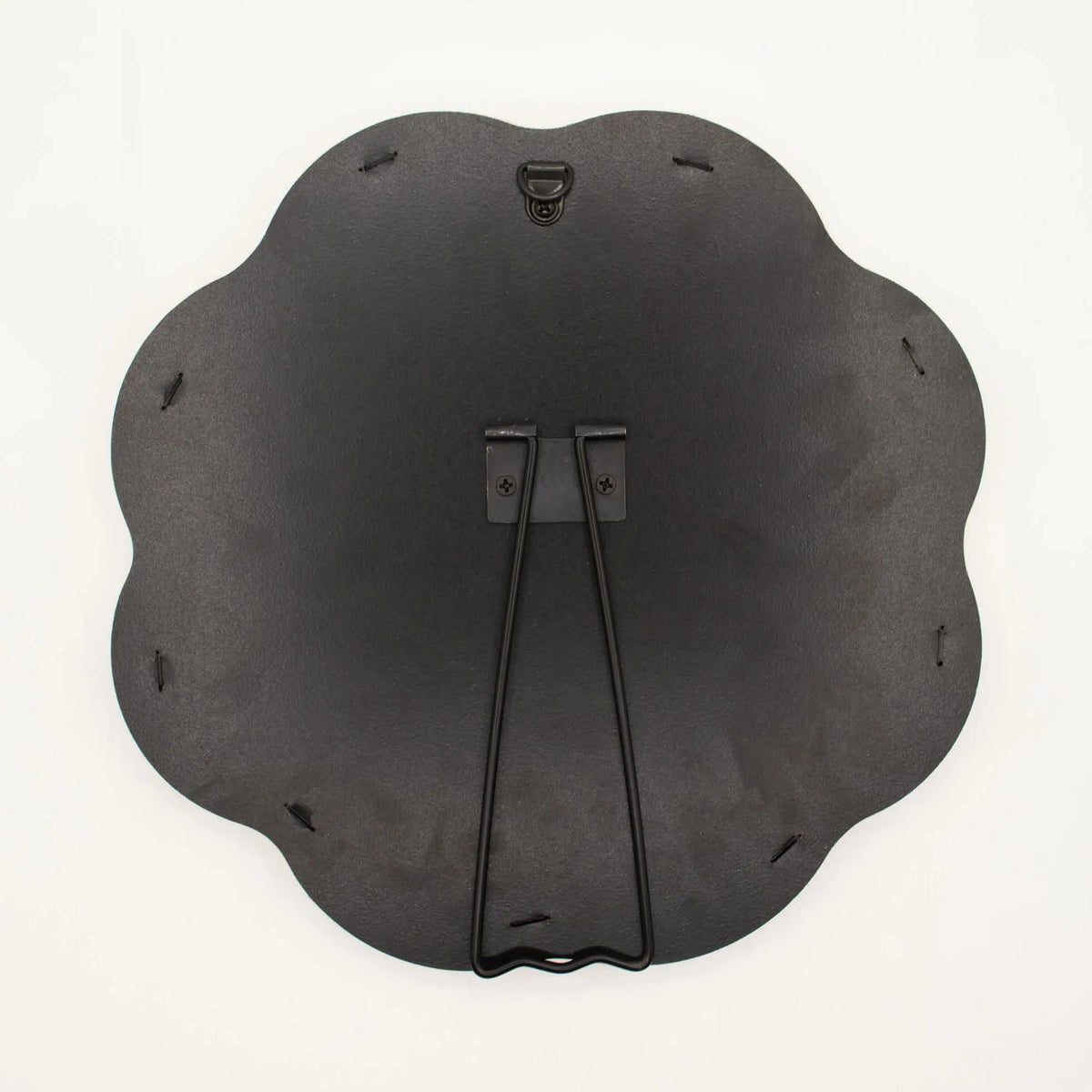 Atril negro de metal con diseño de flor, soporte resistente, ideal para exhibir cuadros o fotografías.