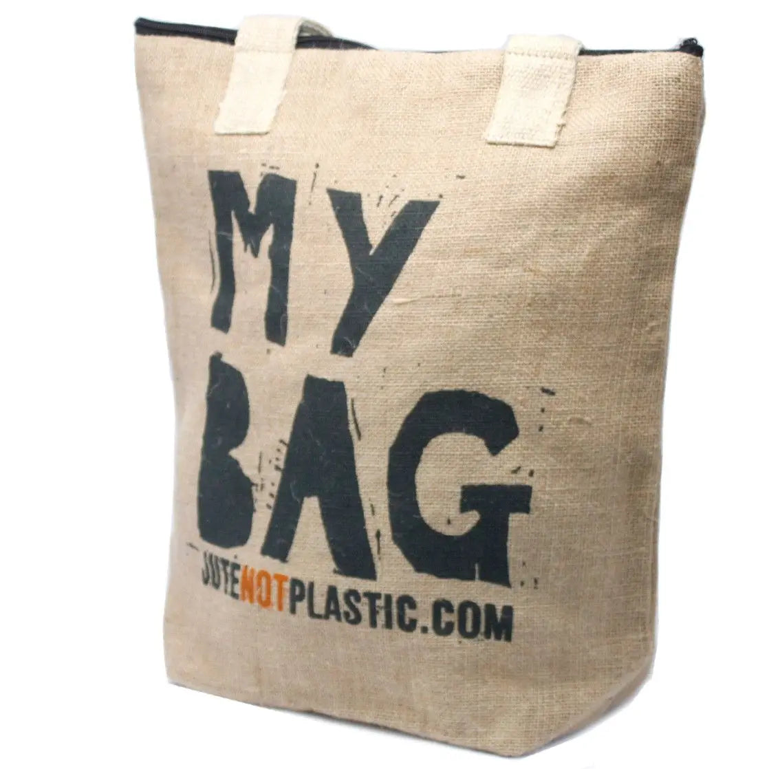 Bolso de yute color natural, con asas cortas, cierre superior y el texto "MY BAG" impreso en negro. Estilo ecológico.