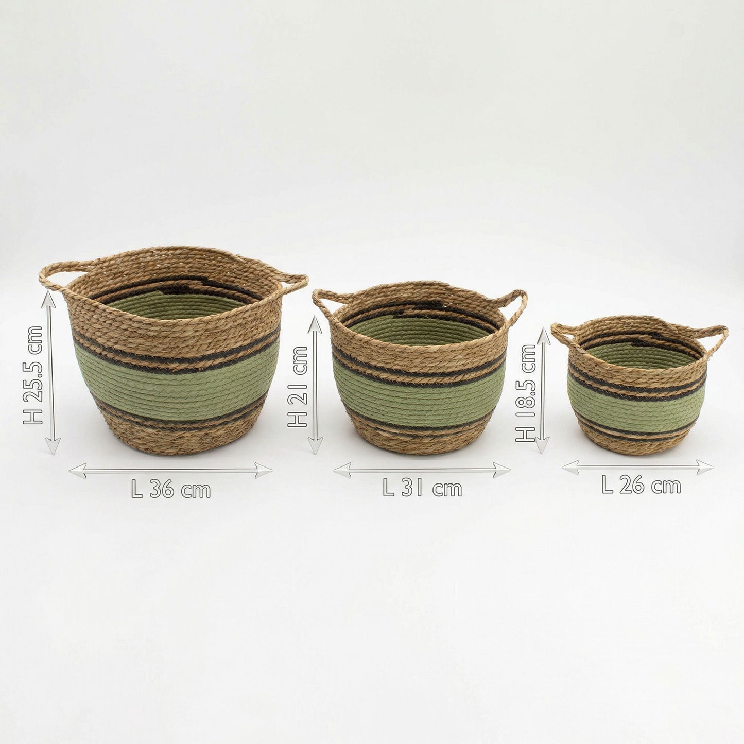 Juego de 3 cestas de pasto marino y algodón en tonos natural, verde y negro con medidas indicadas sobre fondo blanco.