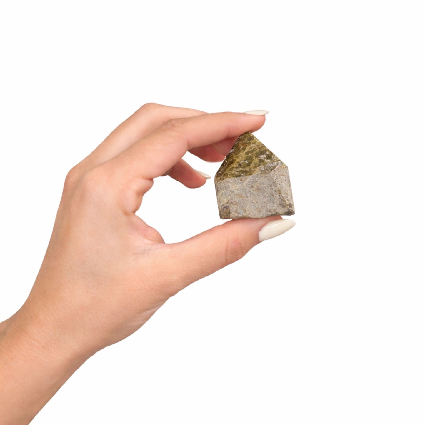 Piedra decorativa en forma de casa, color gris con detalles verdes, ideal para decoración moderna y natural.