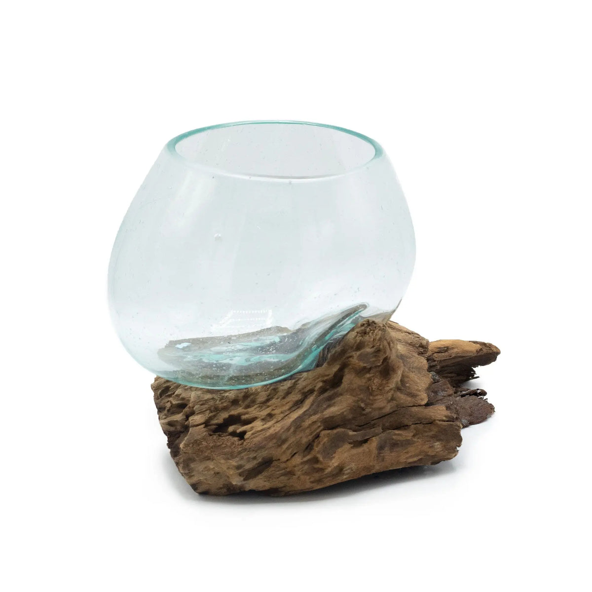 Tazón de vidrio fundido transparente con forma orgánica adaptado sobre una base de madera natural estilo rústico