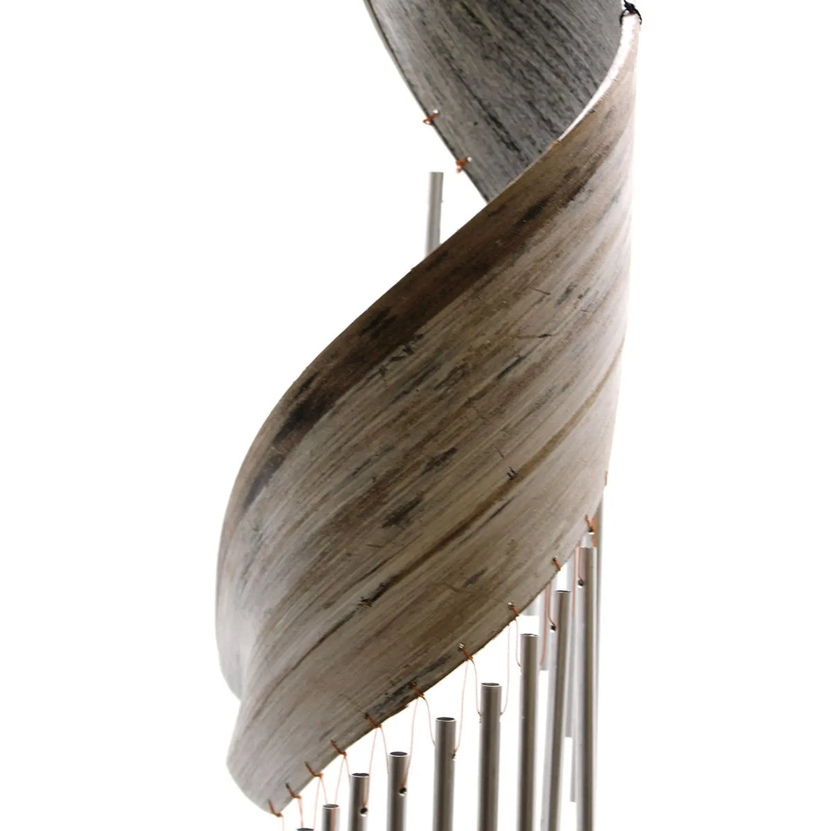 Campanillas de viento con estructura espiral de hoja de coco blanqueada y tubos metálicos colgantes.