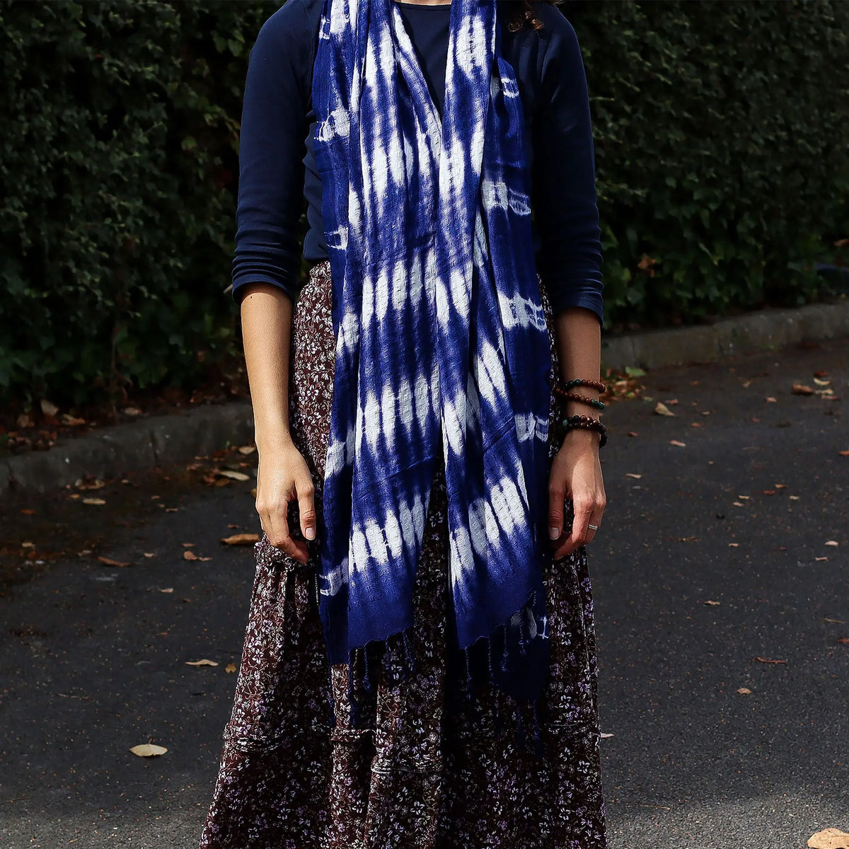 Estola larga de lino y rayón con estampado tie-dye de rayas azules y blancas, estilo boho, con flecos en los extremos.