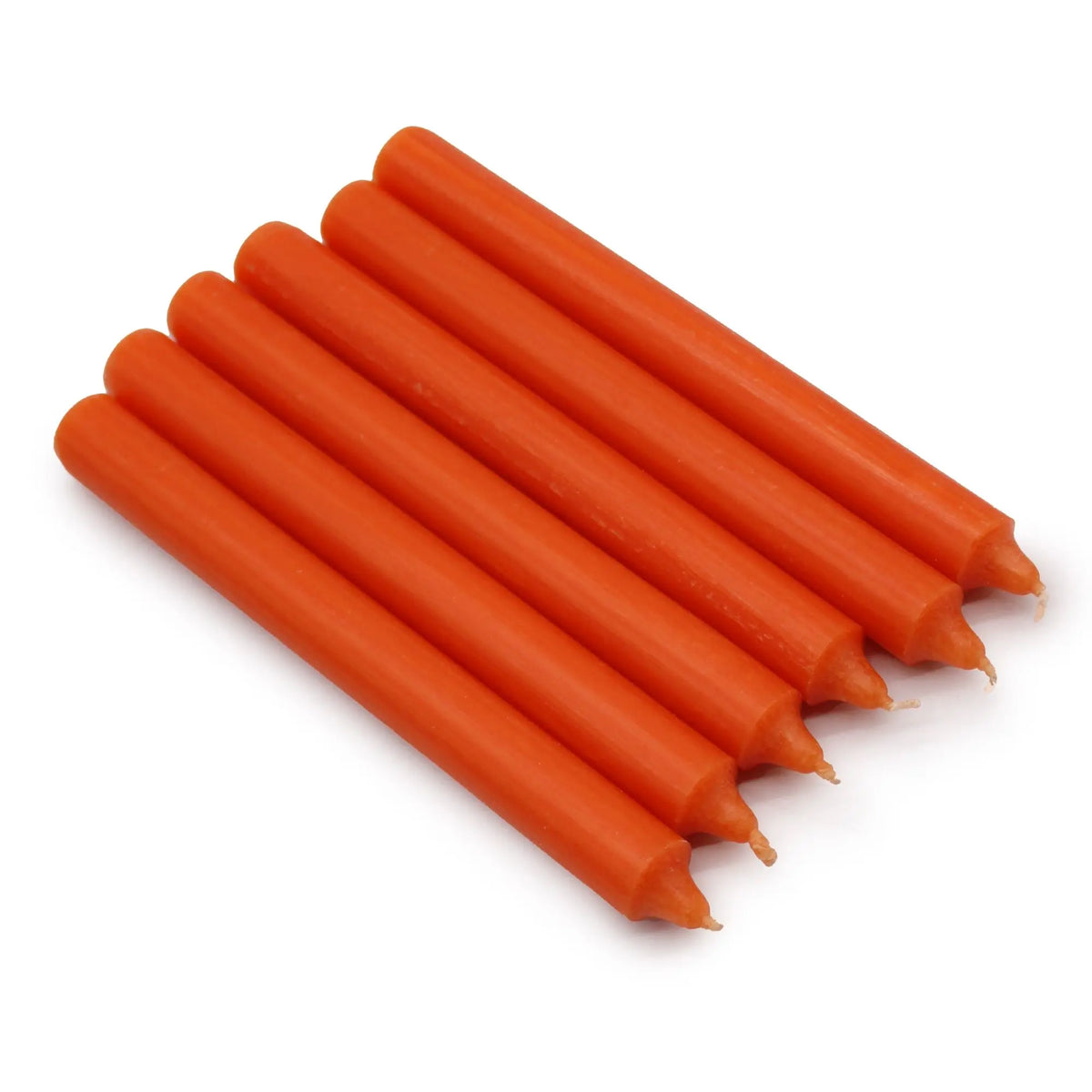 Pack de 6 velas cilíndricas largas de color naranja rústico, con acabado liso y mecha pequeña en un extremo.