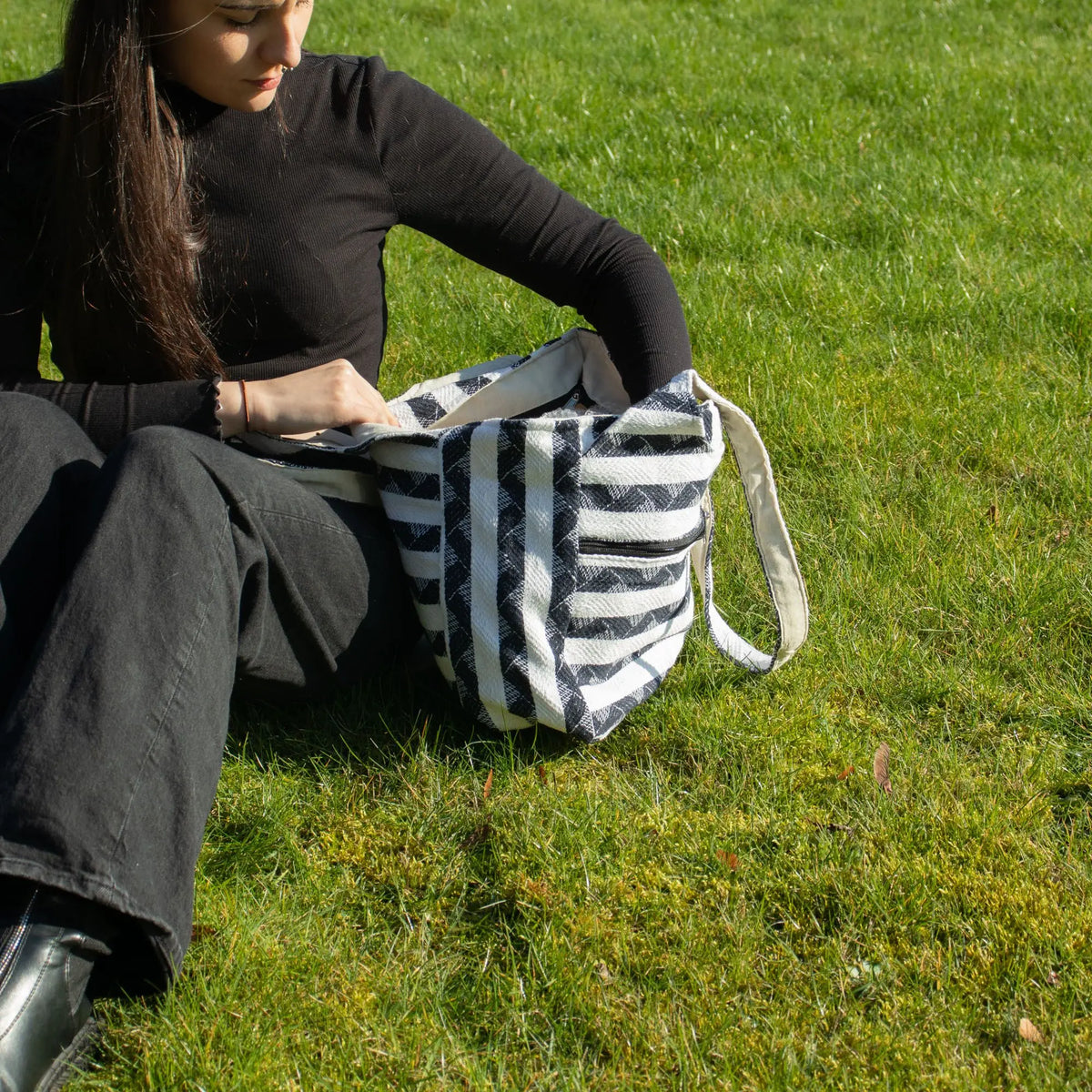 Bolso de rayas en blanco y negro, de tela resistente, estilo casual, ideal para uso diario.