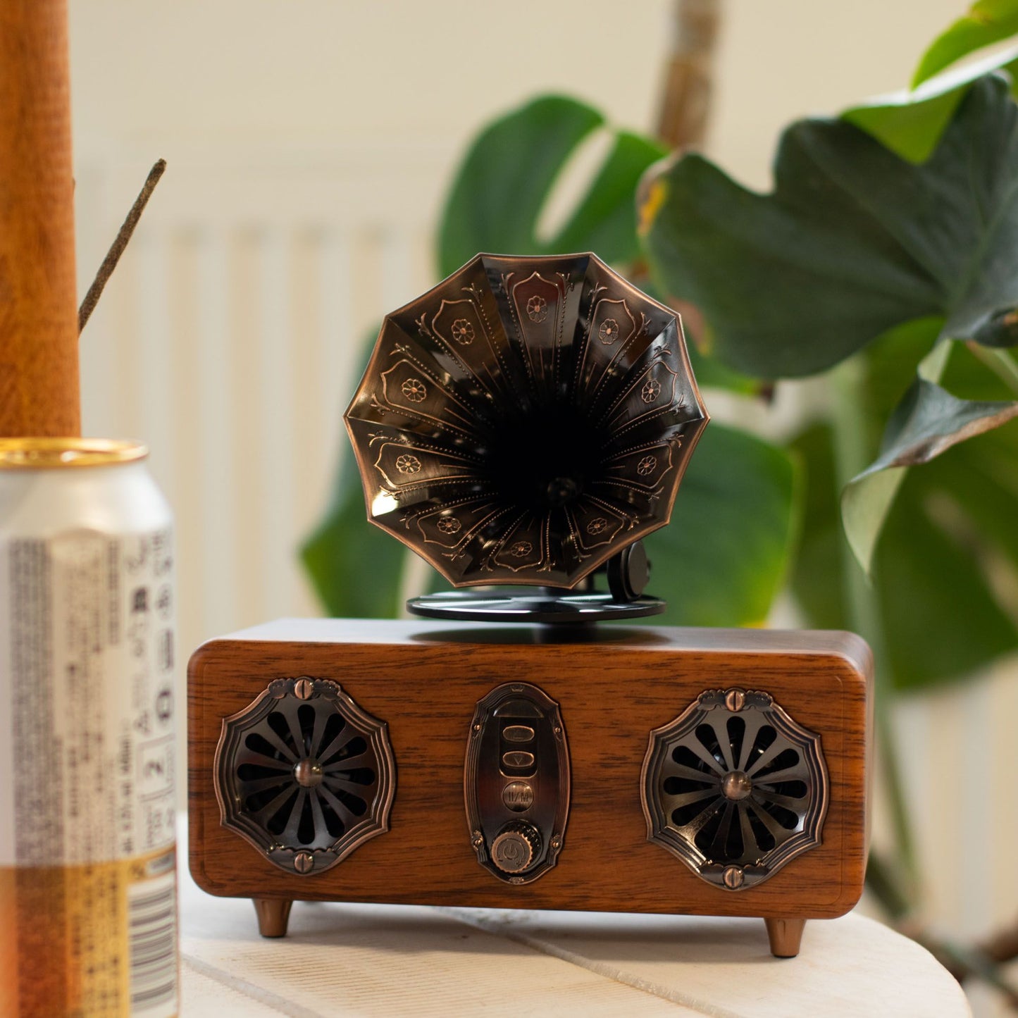 Altavoz Bluetooth retro de madera con diseño de gramófono, detalles en bronce oscuro y doble altavoz frontal.