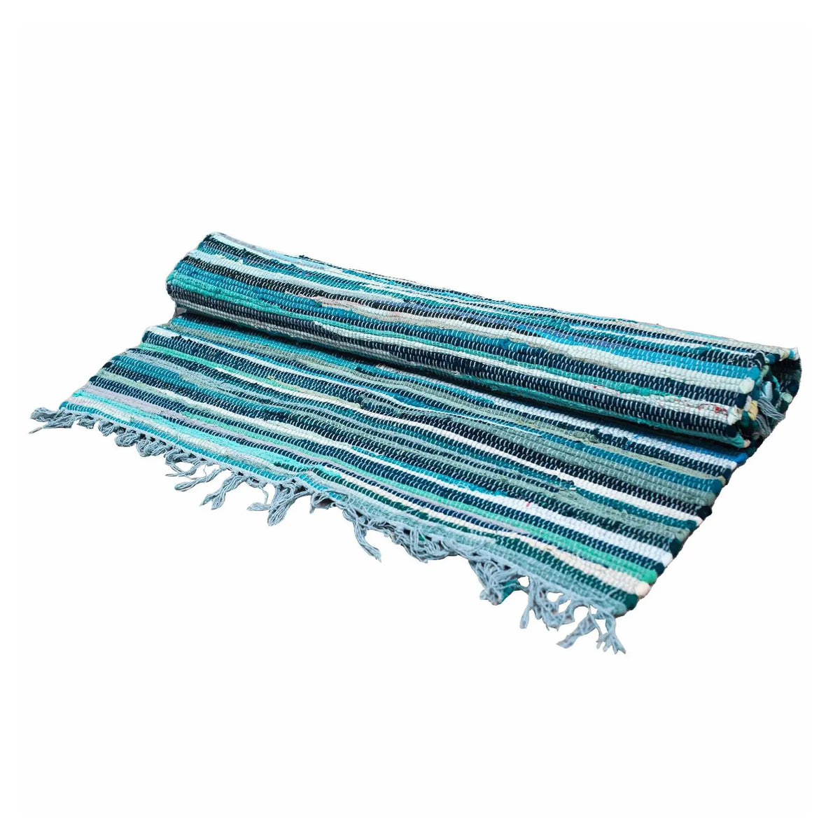 Alfombra de trapo artesanal con rayas en tonos azules y blancos, textura tejida y flecos en los extremos. Fondo blanco.
