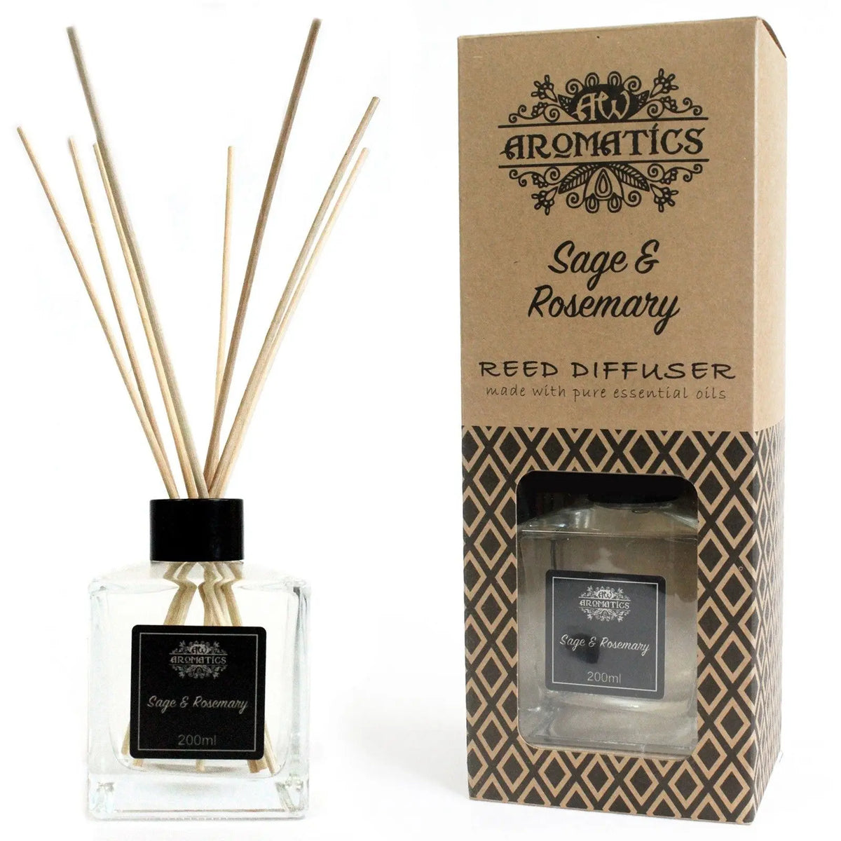 Difusor de aceites de salvia y romero con varillas de madera y frasco de vidrio cuadrado junto a su caja de cartón.