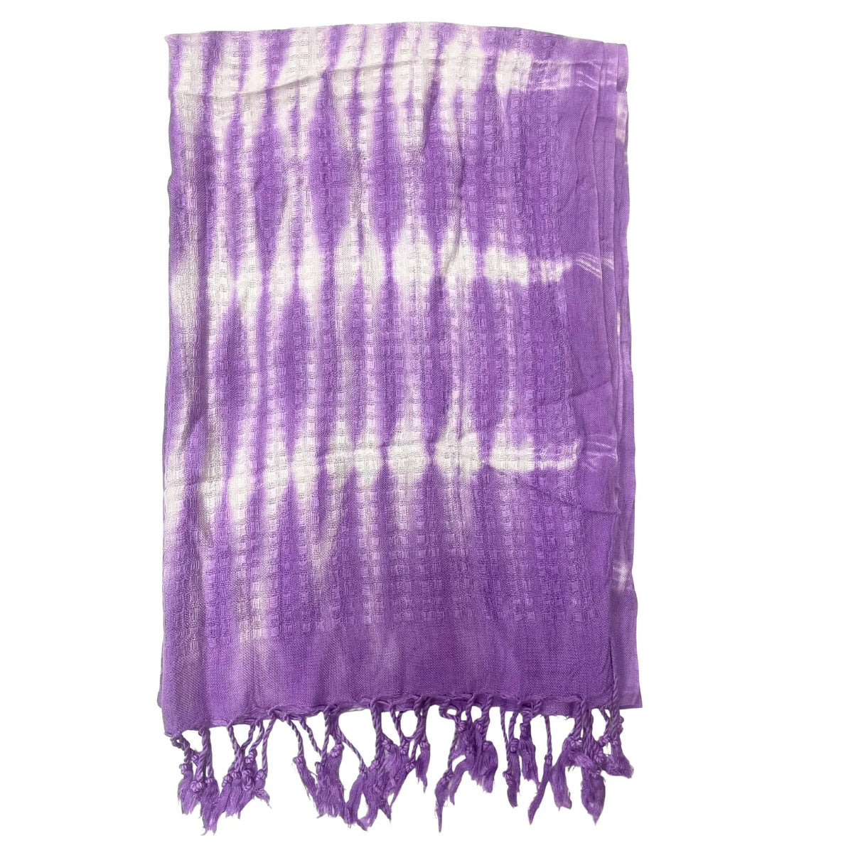 Estola rectangular color lavanda con rayas blancas verticales, textura tramada y flecos en los extremos. Estilo boho.