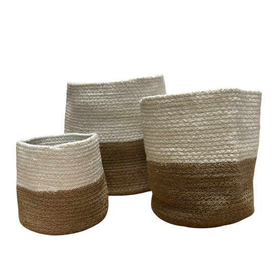 Cestas de yute trenzado en tonos crema y marrón, ideales para almacenamiento y decoración del hogar.