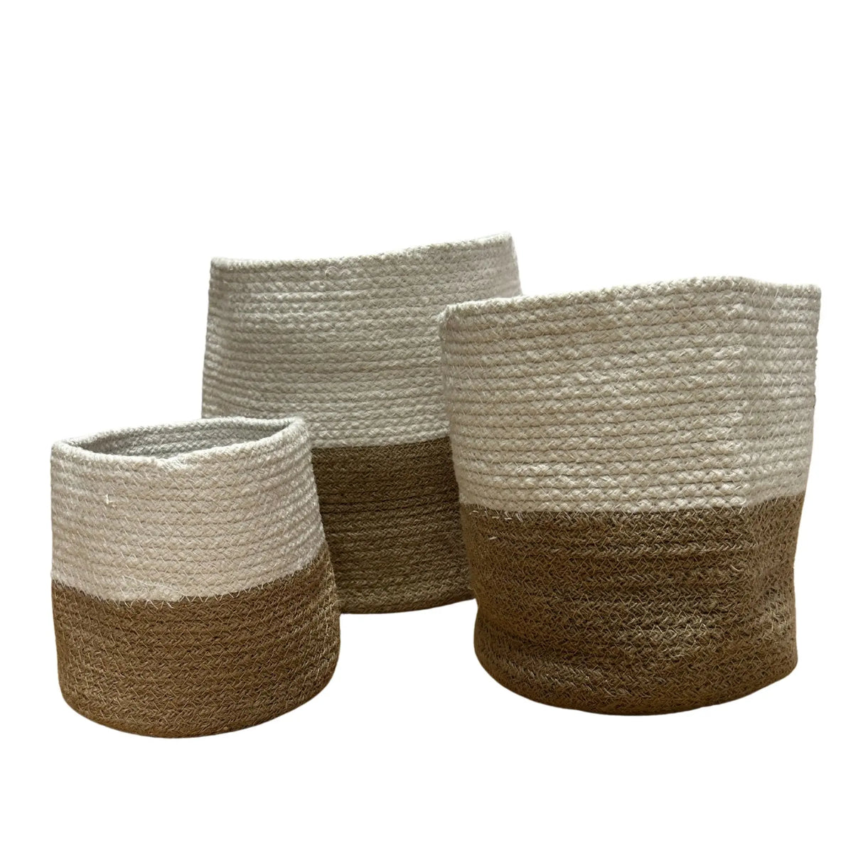 Cestas de yute trenzado en tonos crema y marrón, ideales para almacenamiento y decoración del hogar.