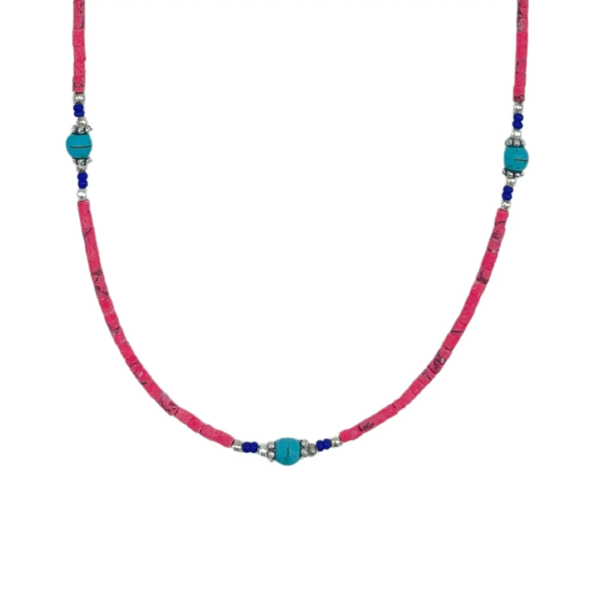 Collar artesanal de cuentas de coral rosa, turquesas redondas y detalles en azul y plata sobre fondo blanco.
