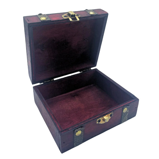 Baúl de té cuadrado de madera color marrón oscuro, estilo vintage con herrajes metálicos dorados, abierto.