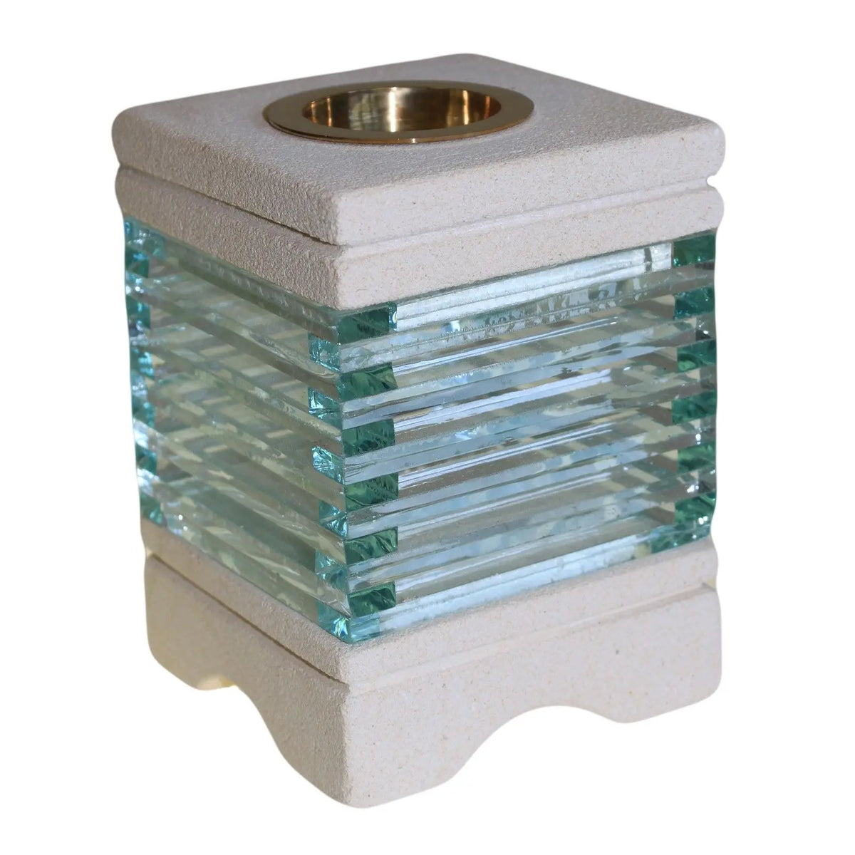 Quemador cuadrado de arenisca beige con franjas de vidrio y recipiente metálico superior, diseño artesanal.