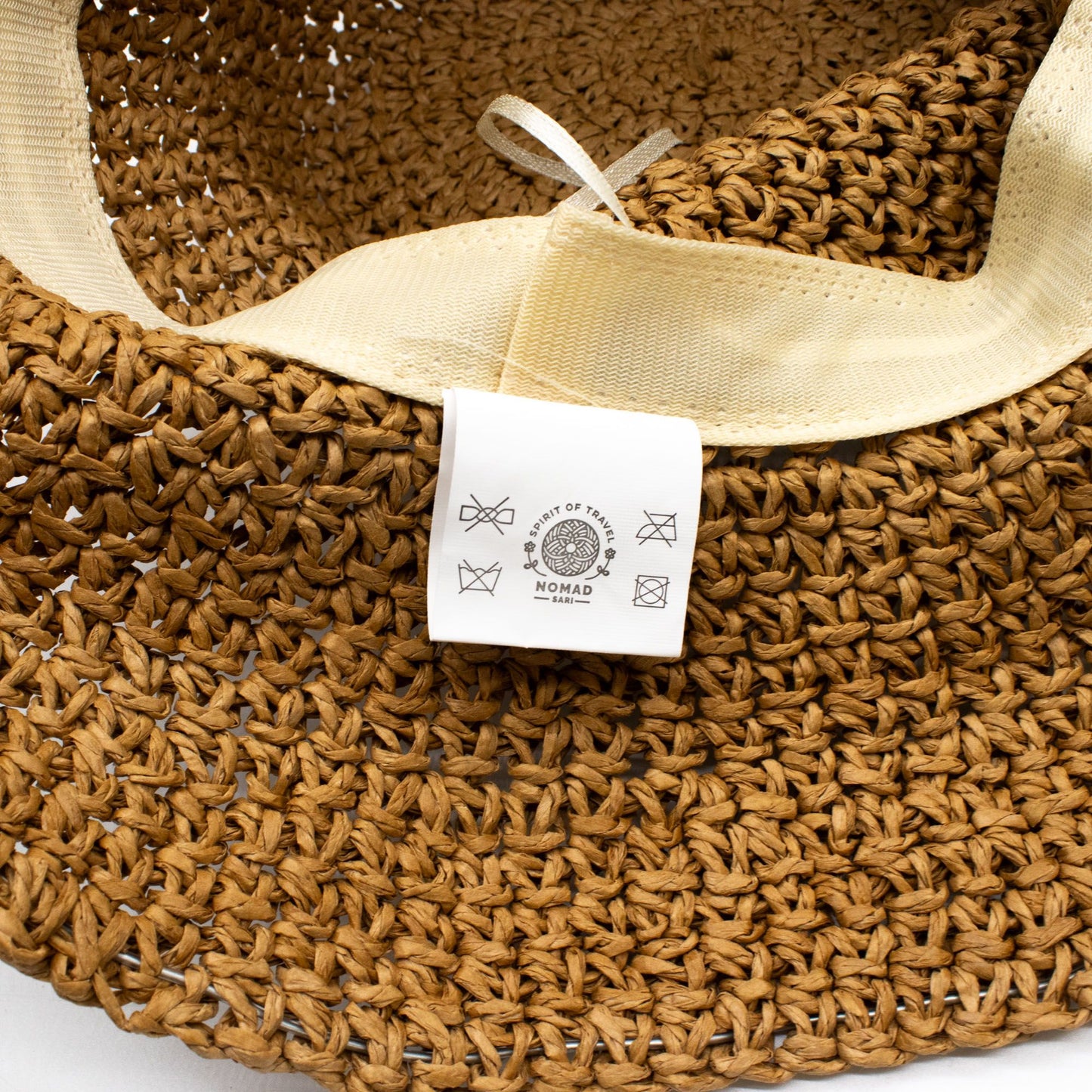 Sombrero de paja trenzada color marrón claro con cinta amarilla, estilo bohemio, de la colección Nomad.