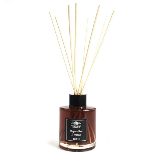 Difusor aromático de 120ml, frasco de vidrio ámbar cilíndrico con varillas de madera sobre fondo blanco.