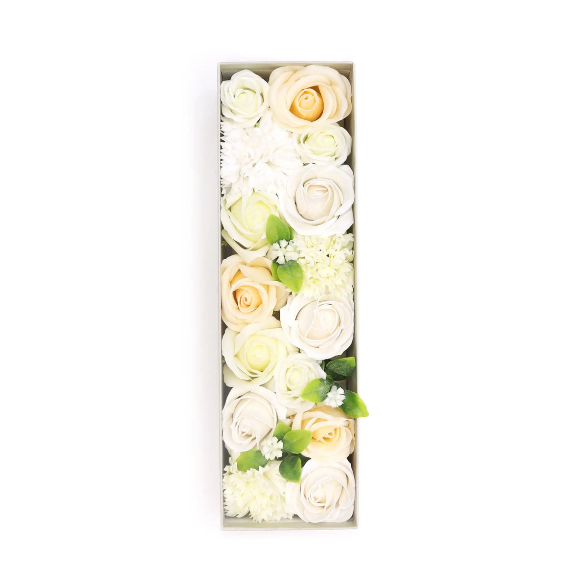 Caja alargada con rosas y flores decorativas en tonos blanco y marfil sobre fondo blanco con un estilo elegante y floral