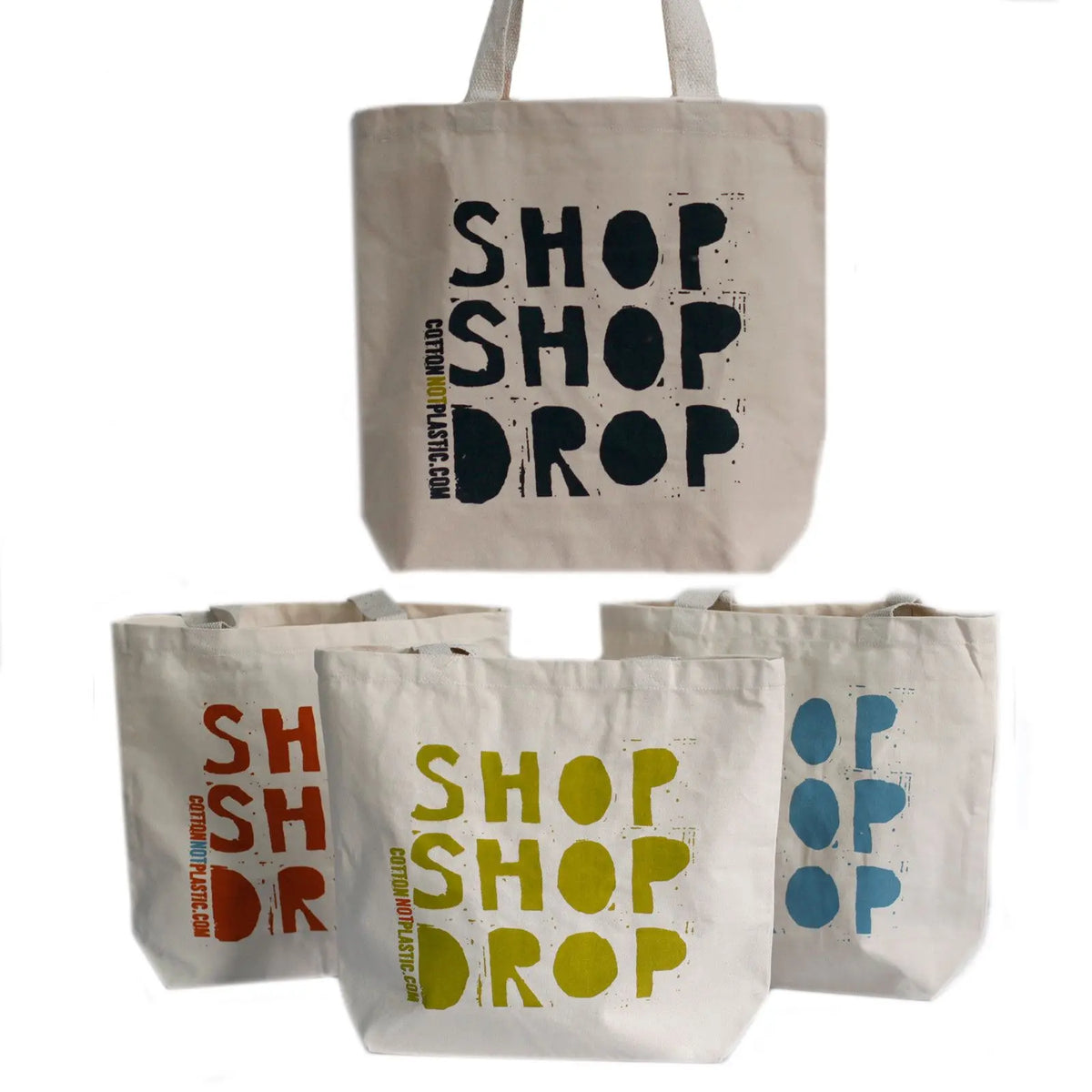 Cuatro bolsas de algodón beige con estampado de texto "SHOP" y "DROP" en colores negro, naranja, verde oliva y azul.