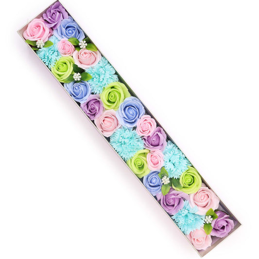 Caja alargada con rosas y claveles de jabón en tonos pastel: azul, rosa, lila y verde, sobre fondo blanco.
