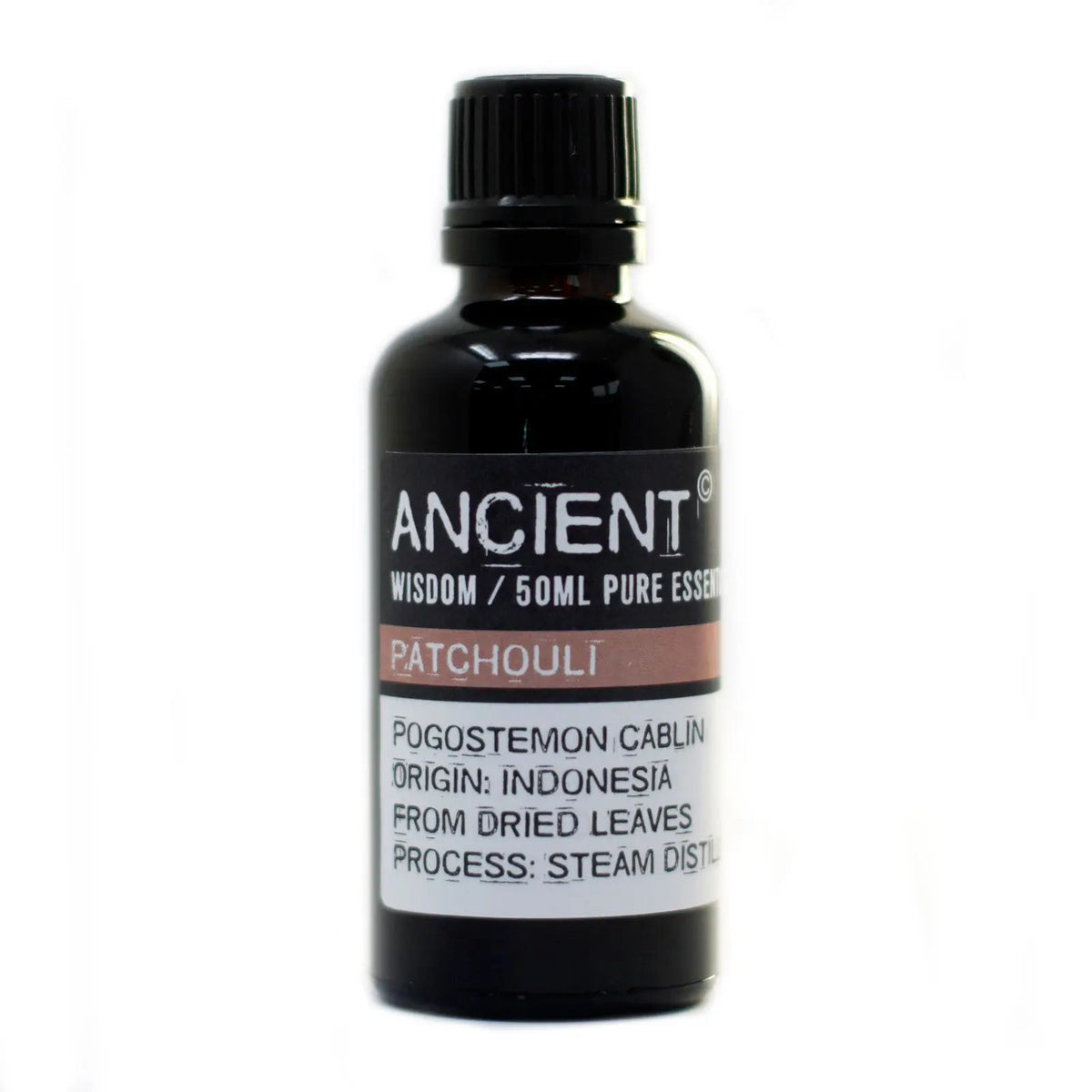 Frasco de vidrio ámbar de 50ml con tapa negra y etiqueta blanca que identifica el aceite esencial de pachulí.