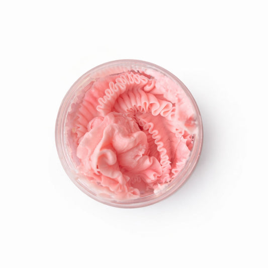 Crema hidratante rosa en frasco transparente, con textura suave y rizada, ideal para el cuidado de la piel.