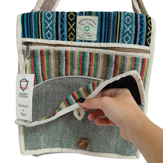Bolso mensajero de cáñamo con diseño de rayas y patrones en zigzag, tonos coloridos y cierre con botón de madera.