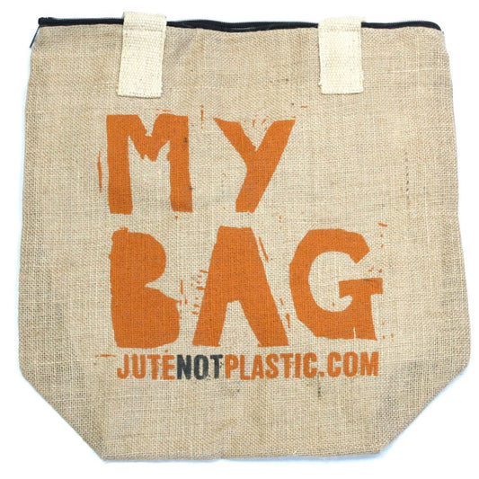 Bolso de yute color natural con asas cortas, cremallera superior y texto estampado en naranja. Estilo ecológico y rústico.