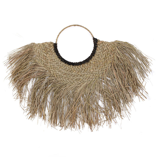 Bolso de mano de mimbre natural con detalles en negro y flecos, estilo bohemio ideal para verano.
