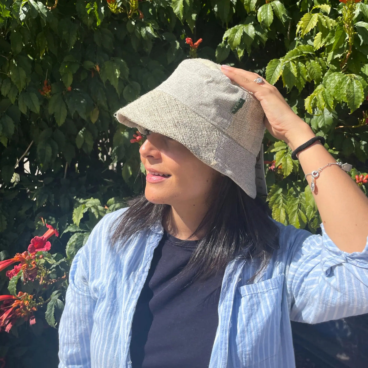 Sombrero tipo pescador color natural de cáñamo y algodón con diseño de parches estilo boho al aire libre