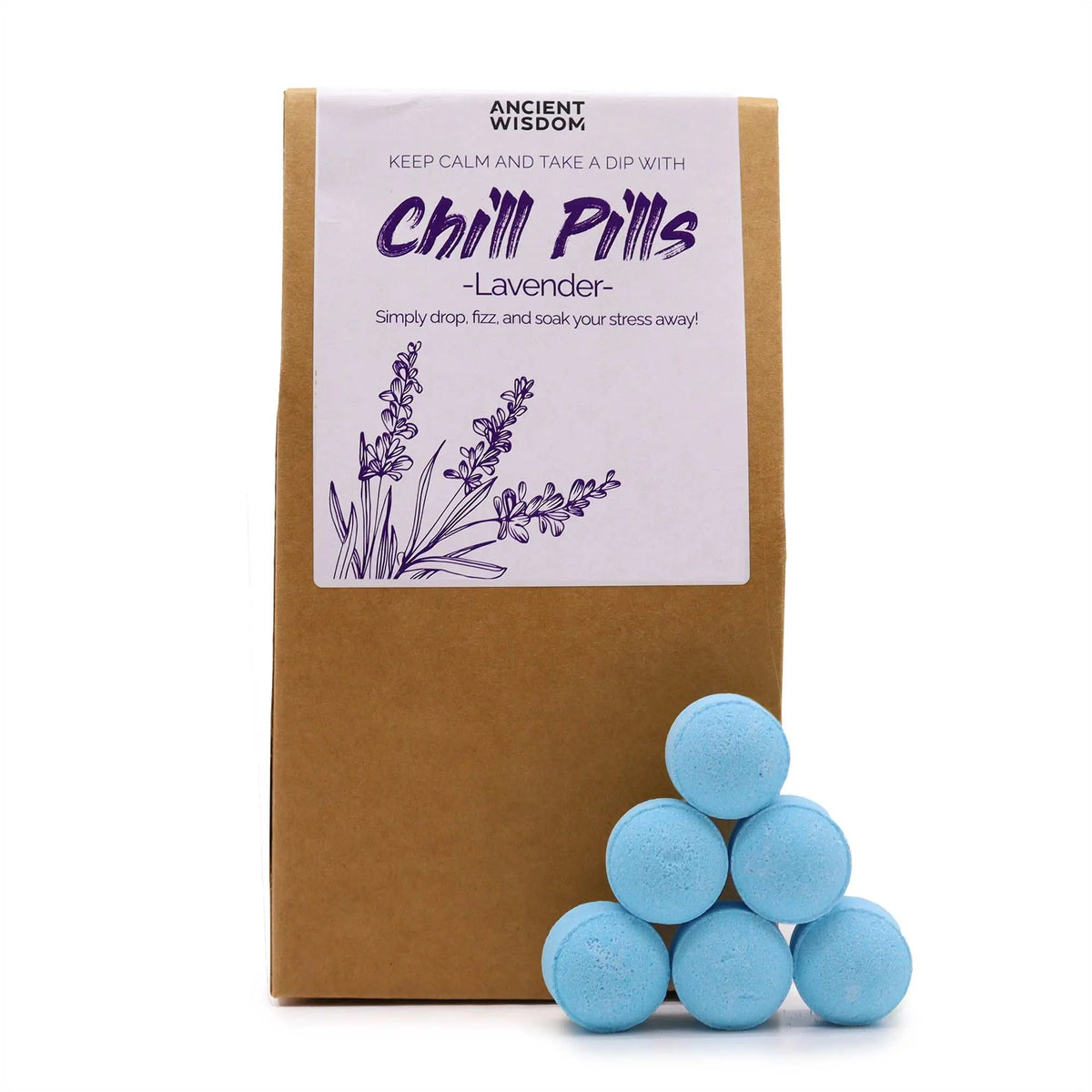 Bolsa de papel craft con etiqueta de lavanda junto a una pirámide de mini bombas de baño efervescentes color azul.