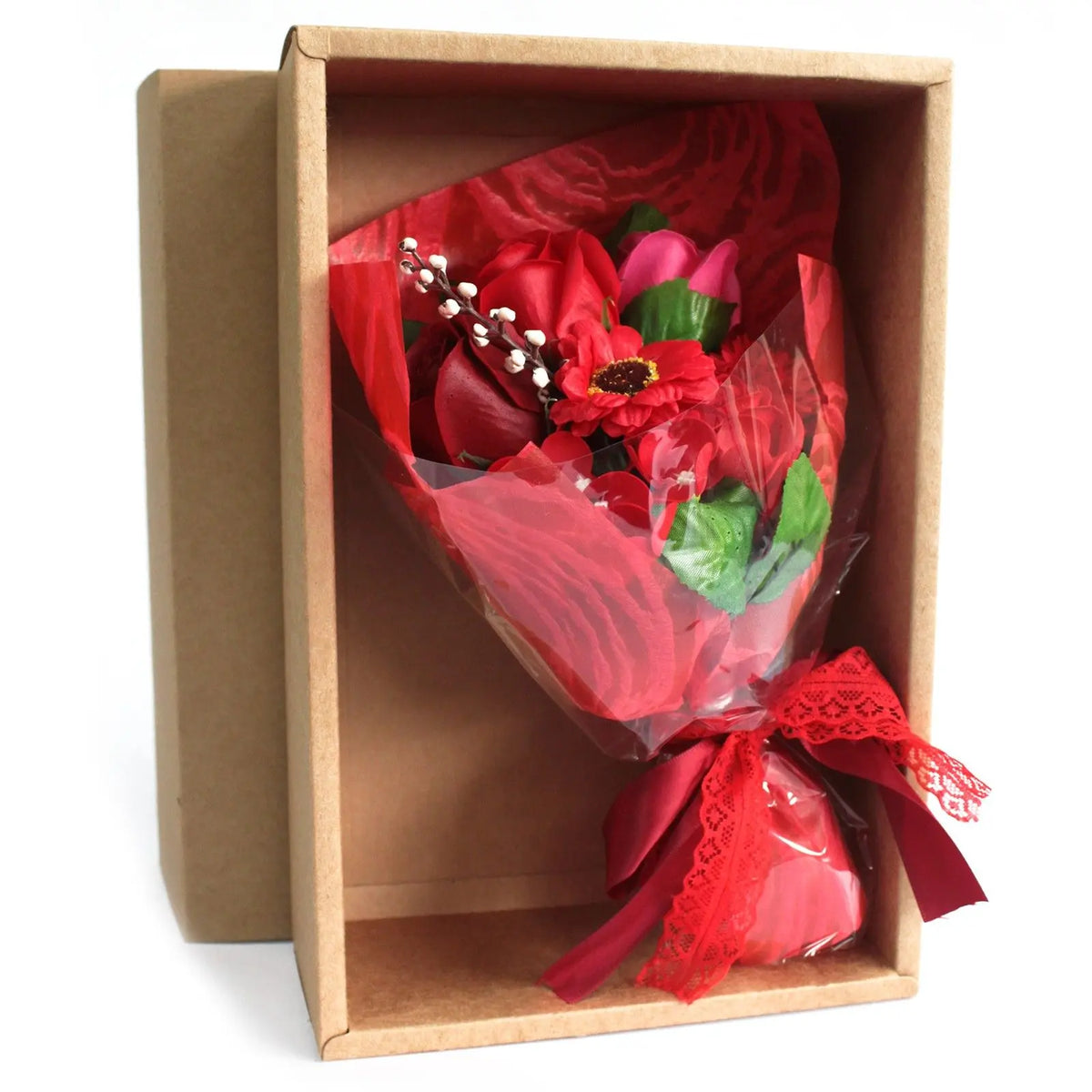 Ramo de flores de jabón rojas envuelto en celofán con lazo, presentado dentro de una caja de regalo de cartón kraft.