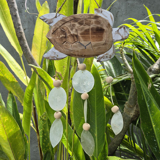 Carillón de madera con forma de tortuga blanca y natural, decorado con cuentas y gotas translúcidas colgantes.
