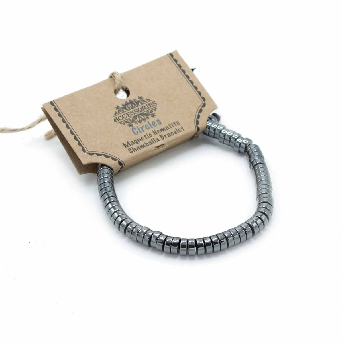 Pulsera Shamballa de cuentas magnéticas de hematita gris brillante con forma de disco en su empaque de cartón.