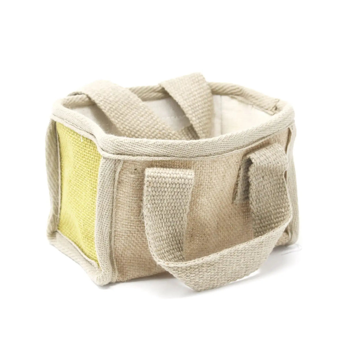 Cesta pequeña rectangular de yute y algodón en color beige con detalles laterales en amarillo y dos asas.