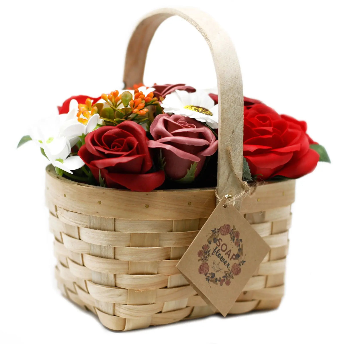 Cesta de mimbre con ramo de rosas y flores de jabón rojas y blancas, ideal para regalo decorativo.