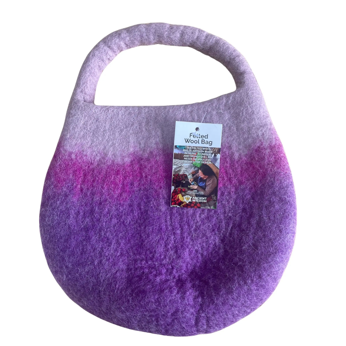 Bolso de fieltro con forma redondeada, asa integrada y degradado de color desde el lila claro al violeta intenso.