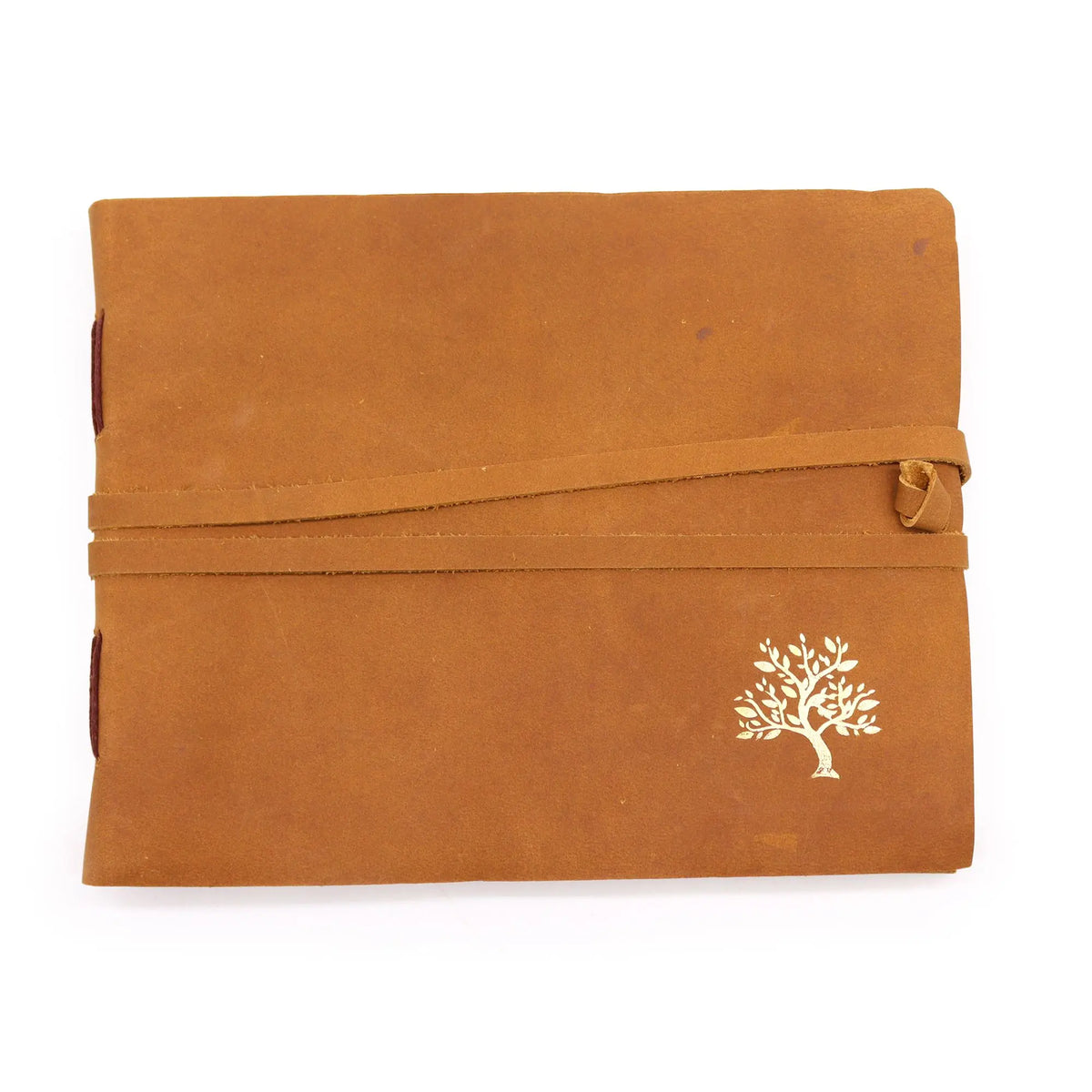 Cuaderno de cuero color café, rectangular, con cierre de cordón y grabado dorado de un árbol en la portada.