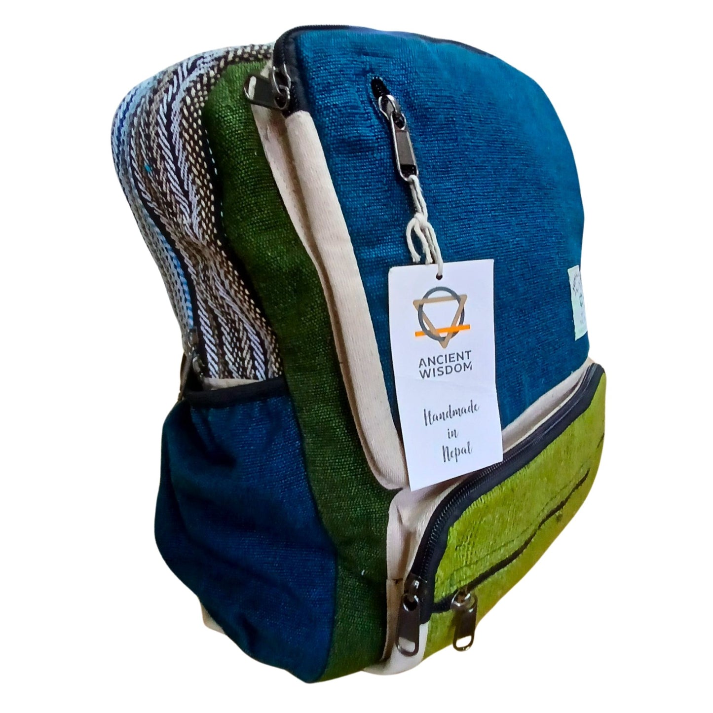 Mochila grande de cáñamo artesanal en tonos azul y verde con compartimentos, cremalleras y detalles étnicos laterales