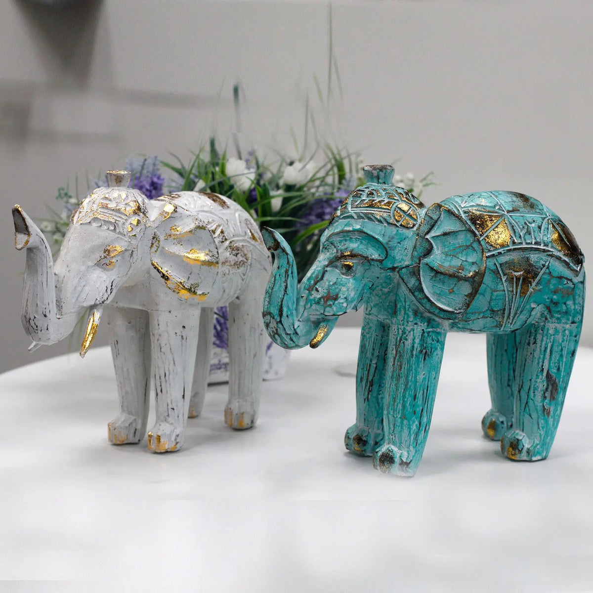 Elefantes decorativos de cerámica blanca y turquesa, con detalles en dorado, estilo bohemio y vintage.