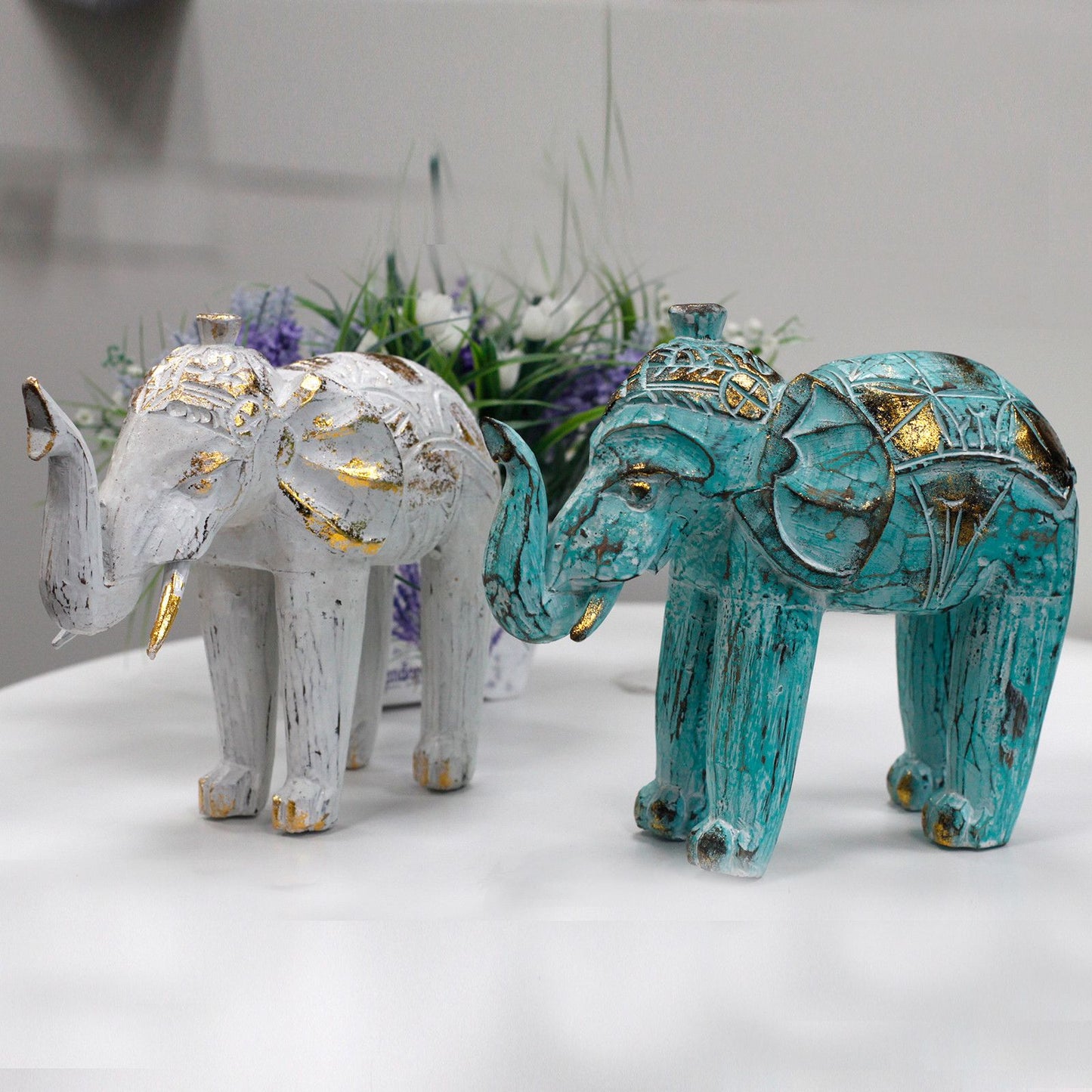 Elefantes decorativos en cerámica blanco y turquesa con detalles dorados, estilo bohemio y vintage.