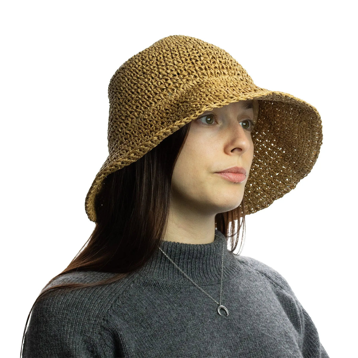 Sombrero de paja trenzada en color marrón con ala ancha, ideal para el verano y actividades al aire libre.